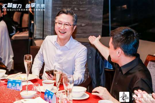 提供多种交流方式，包括面对面交流、网络互动等，促进合作机会