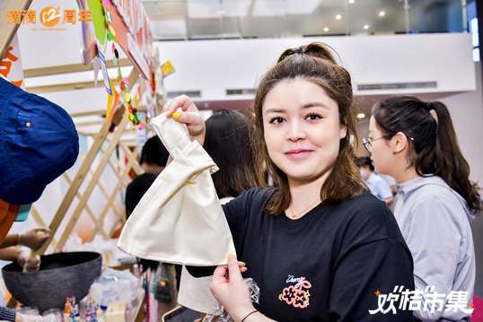 为了让参与者更好地体验活动现场的热闹气氛，我们将进行现场照片直播