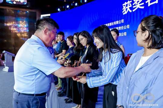 参会者可参观实验室和技术中心，了解最新人工智能技术的实际应用