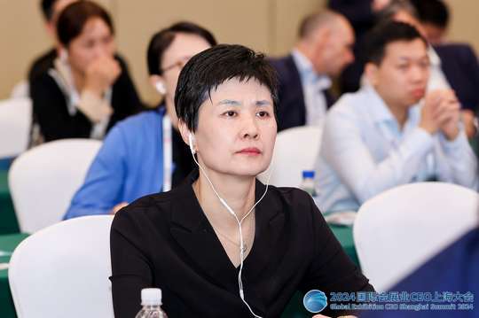 举办行业颁奖典礼，表彰业内杰出人才和优秀企业