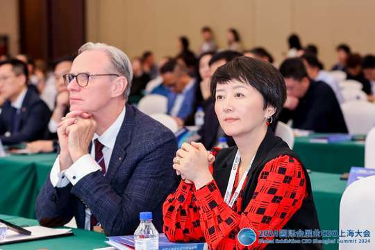 同时举办多个专题讨论和小组交流，深入探讨行业热点问题