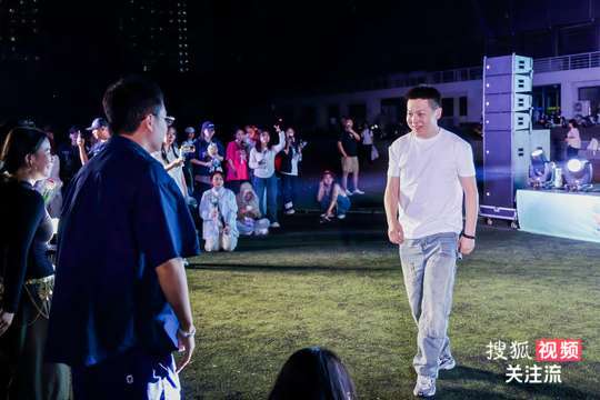 现场将有多场激动人心的街舞表演和比赛，展示多样化的舞蹈风格