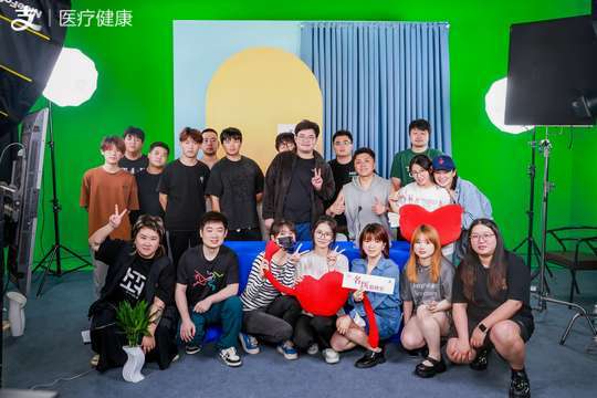 通过现场照片直播，提供观众参与医疗专家讨论与交流的机会