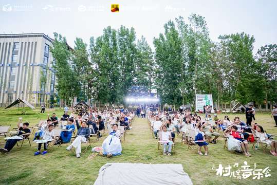 筹备团队将在活动现场布置宣传展板，介绍照片直播服务