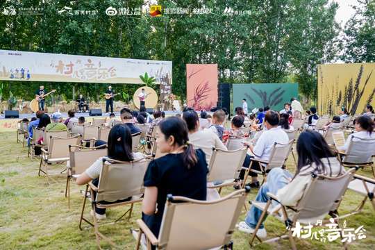活动当天将安排志愿者协助照片直播团队