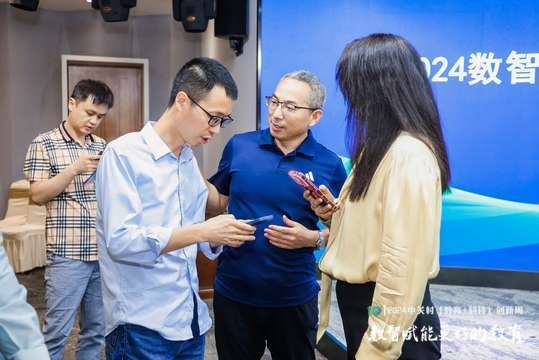 安排专业摄影师拍摄活动精彩瞬间