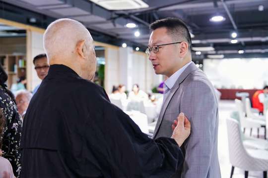 安排专业摄影团队，确保现场照片直播质量