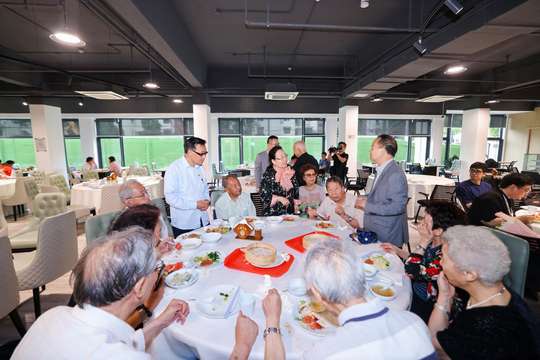 设立照片直播技术展示区，让参会者亲自体验