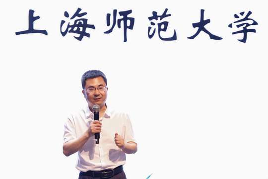 制定参会者注册及签到流程，确保会务顺利进行