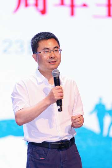 设计活动宣传手册及电子资料，方便参会者参考