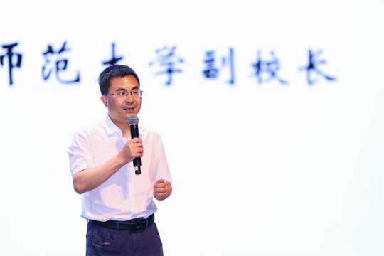 确定现场音响及灯光效果，增强会议氛围