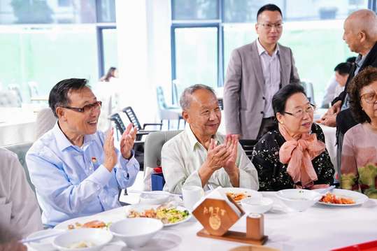 筹备现场互动环节，促进与会者间的交流与合作