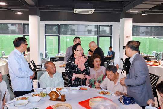 确定主题演讲嘉宾及议程安排，保证内容丰富多彩