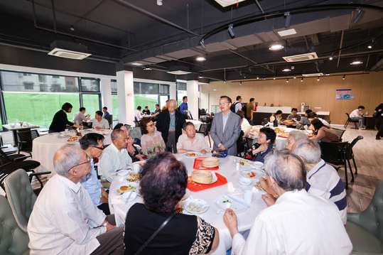 准备会议资料与礼品，用于与会者的参与与回馈